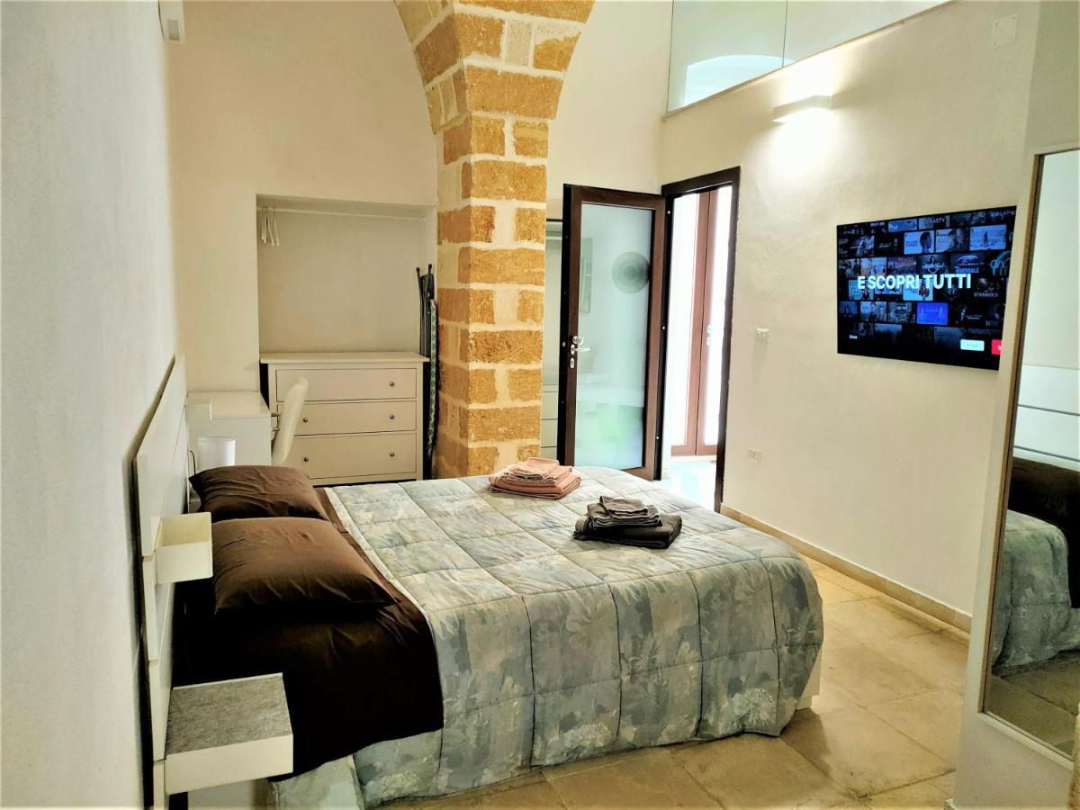 Appartamento Casa MiMà: locazione turistica nel centro storico Brindisi Esterno foto